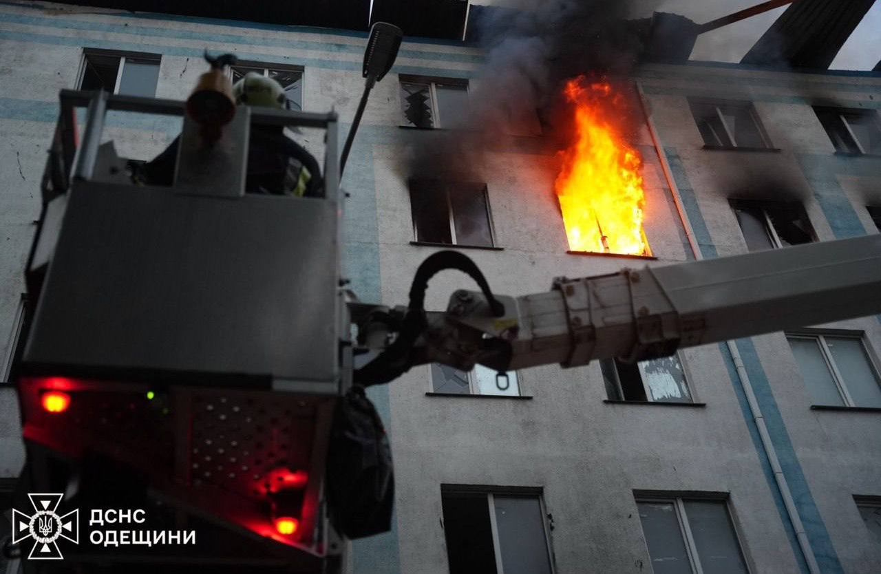 Нічна атака дронів в Одесі: знищено десятки павільйонів на радіоринку — ДСНС